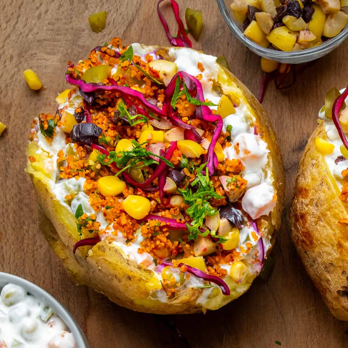 Kumpir cargado con bulgur, maíz y encurtidos